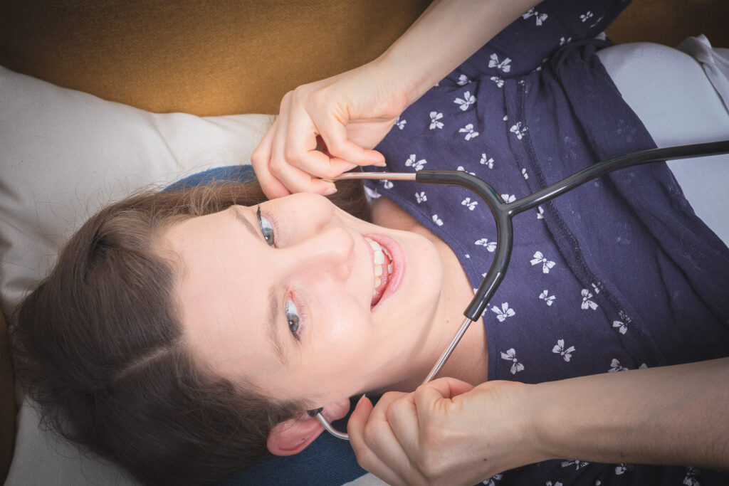 Schwangere Frau wird von Hebamme begleitet