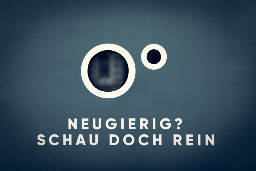 Eine Tür, fächendeckend zugeklebt mit einem Plakat auf dem steht. Neugierig? Schau doch rein!