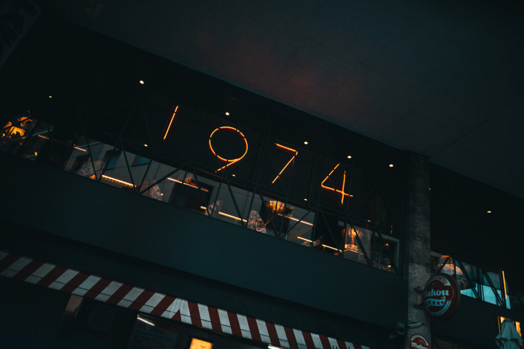 Bild einer Leuchtschrift, auf dem steht 1974