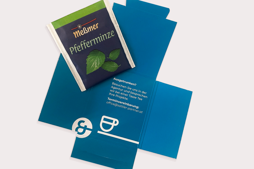 Ein Teebeutel im Branding der Firma Sattler & Partner